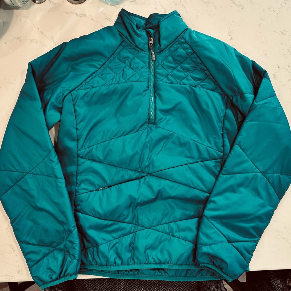 Athlete ski under layer puffer.